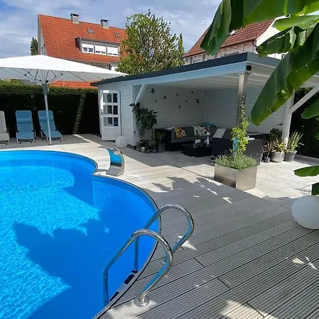 Modernes Im Wunderschoenen Garten Mit Pool Apartment