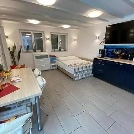 Apartment Modernes Im Wunderschoenen Garten Mit Pool