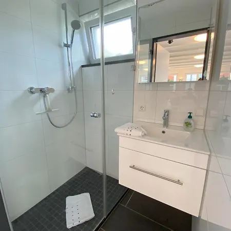 아파트 Modernes Im Wunderschoenen Garten Mit Pool 프리드리히스하펜