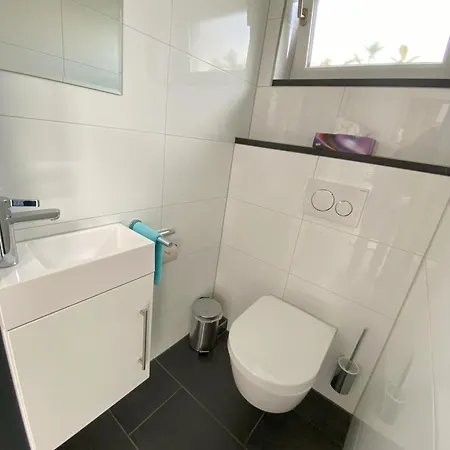 Modernes Im Wunderschoenen Garten Mit Pool Apartman *