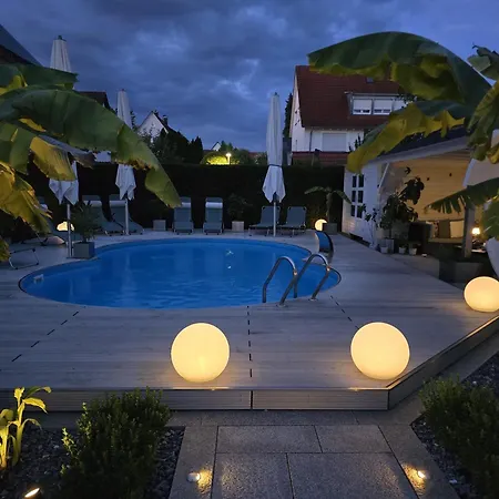 Modernes Im Wunderschoenen Garten Mit Pool * 프리드리히스하펜