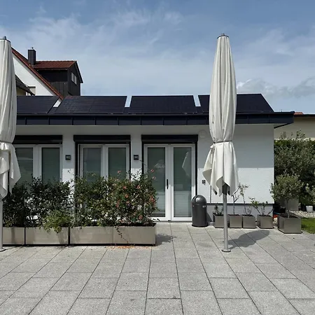 Modernes Im Wunderschoenen Garten Mit Pool Friedrichshafen