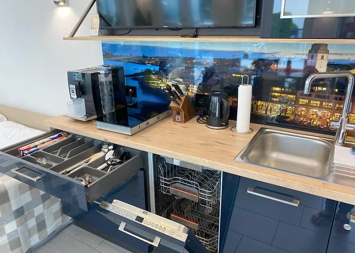 Modernes Im Wunderschoenen Garten Mit Pool Apartamento